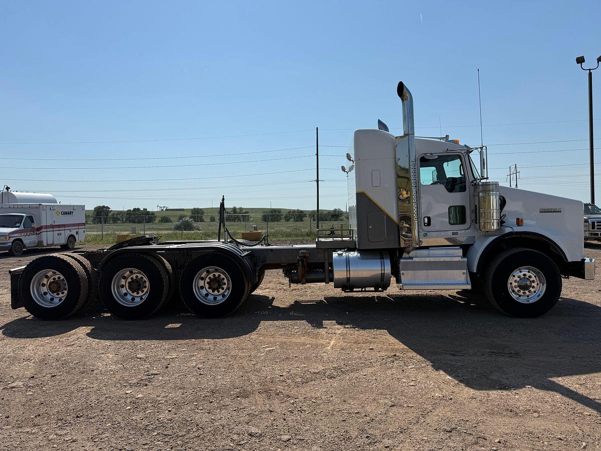 Used 2014 KENWORTH T800 TRI-DRIVE HEAVY HAUL 36" SLEEPER TRUCK