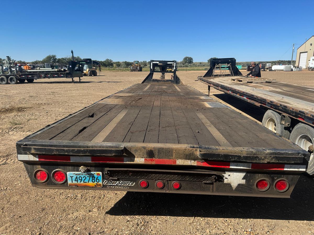 Used 2019 PJ 30' TANDEM DUAL WHEEL FLATBED GOOSENECK TRAILER