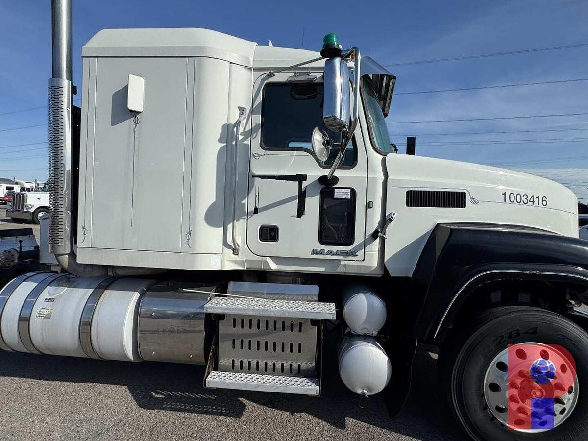 Used 2015 MACK PINNACLE CHU613 TRI AXLE SLEEPER TRUCK