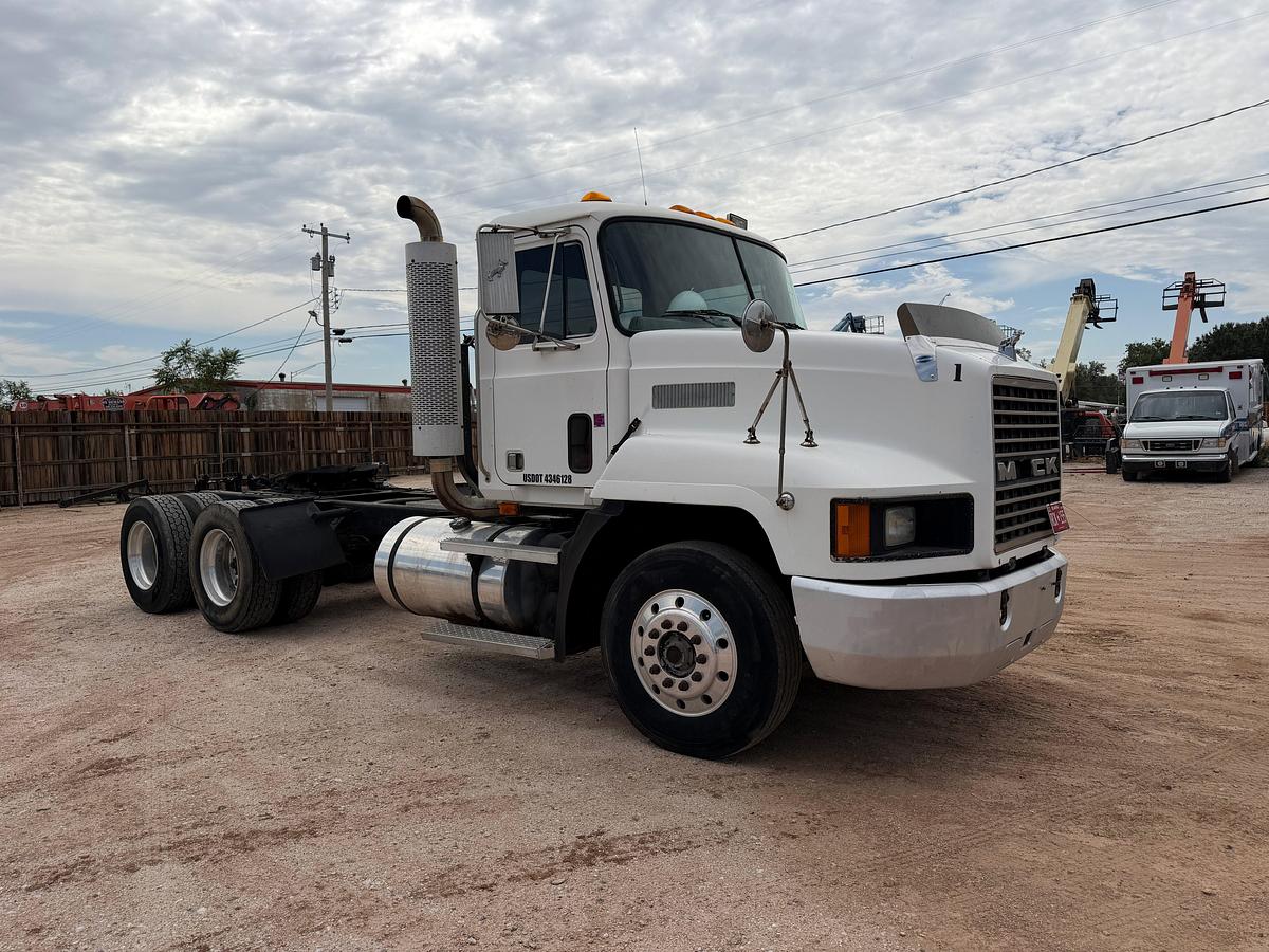 Used 1992 Mack CH613 DAYCAB Haul Truck