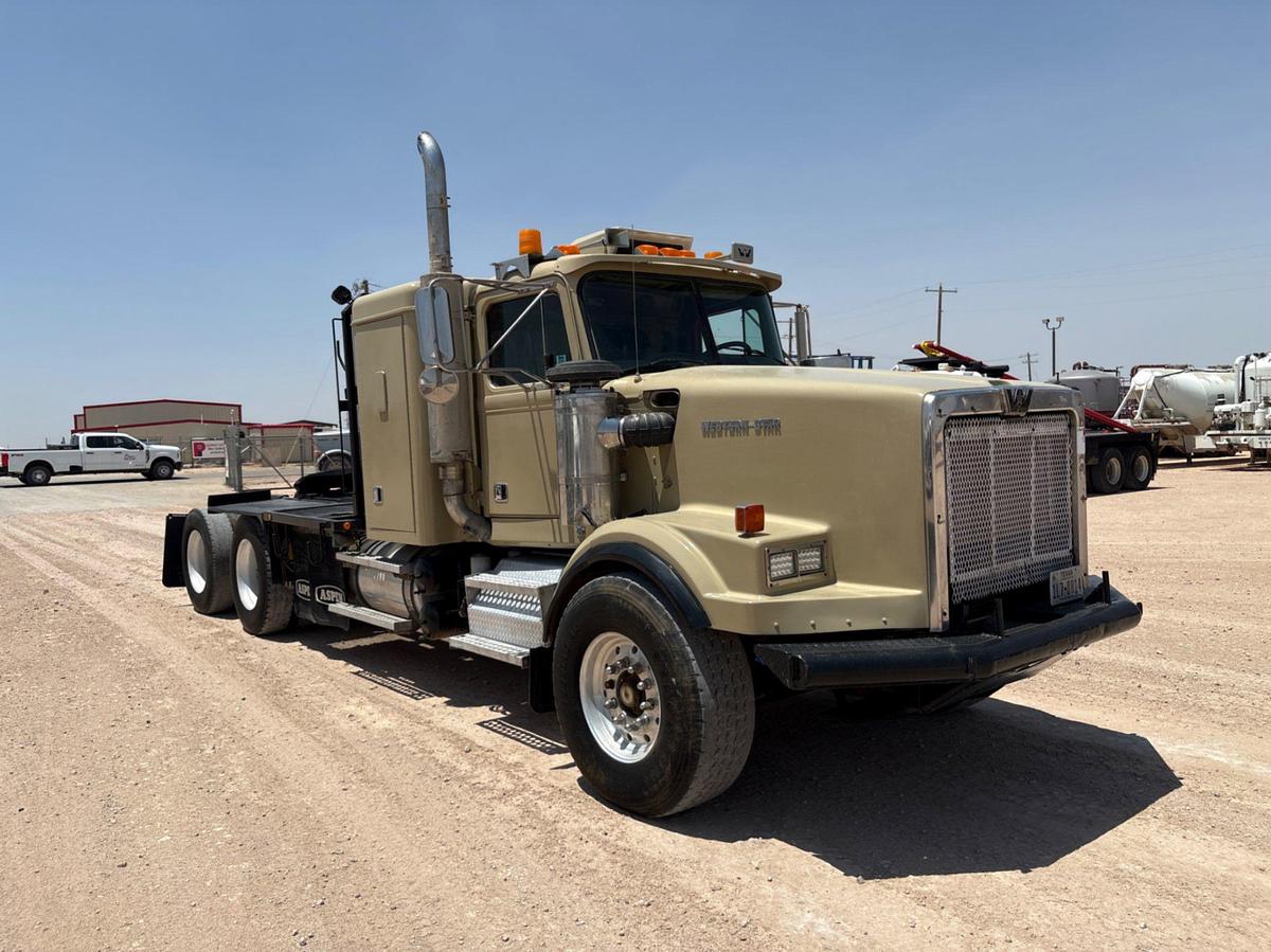 Used 1995 WESTERN STAR 4900 T/A SLEEPER CAB WINCH TRUCK