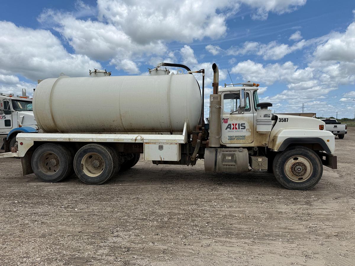 Used 1993 MACK RD690S T/A 75-BBL VACUUM TRUCK
