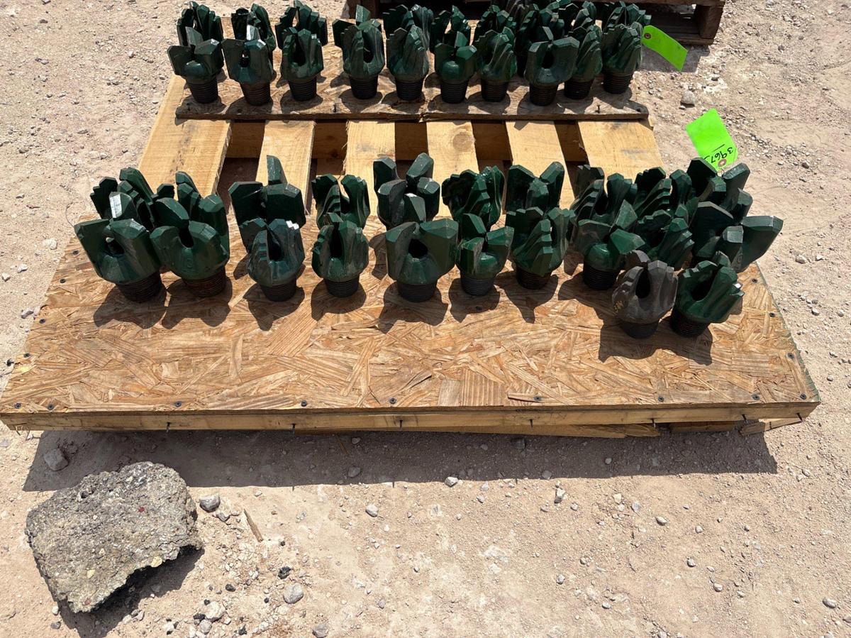 Used (22x$) (22) unused assorted size drag bits