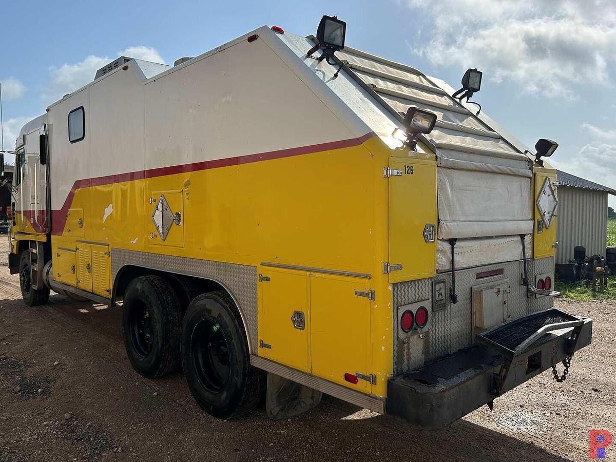 Used 2002 FREIGHTLINER ARGOSY T/A CABOVER WIRELINE TRUCK