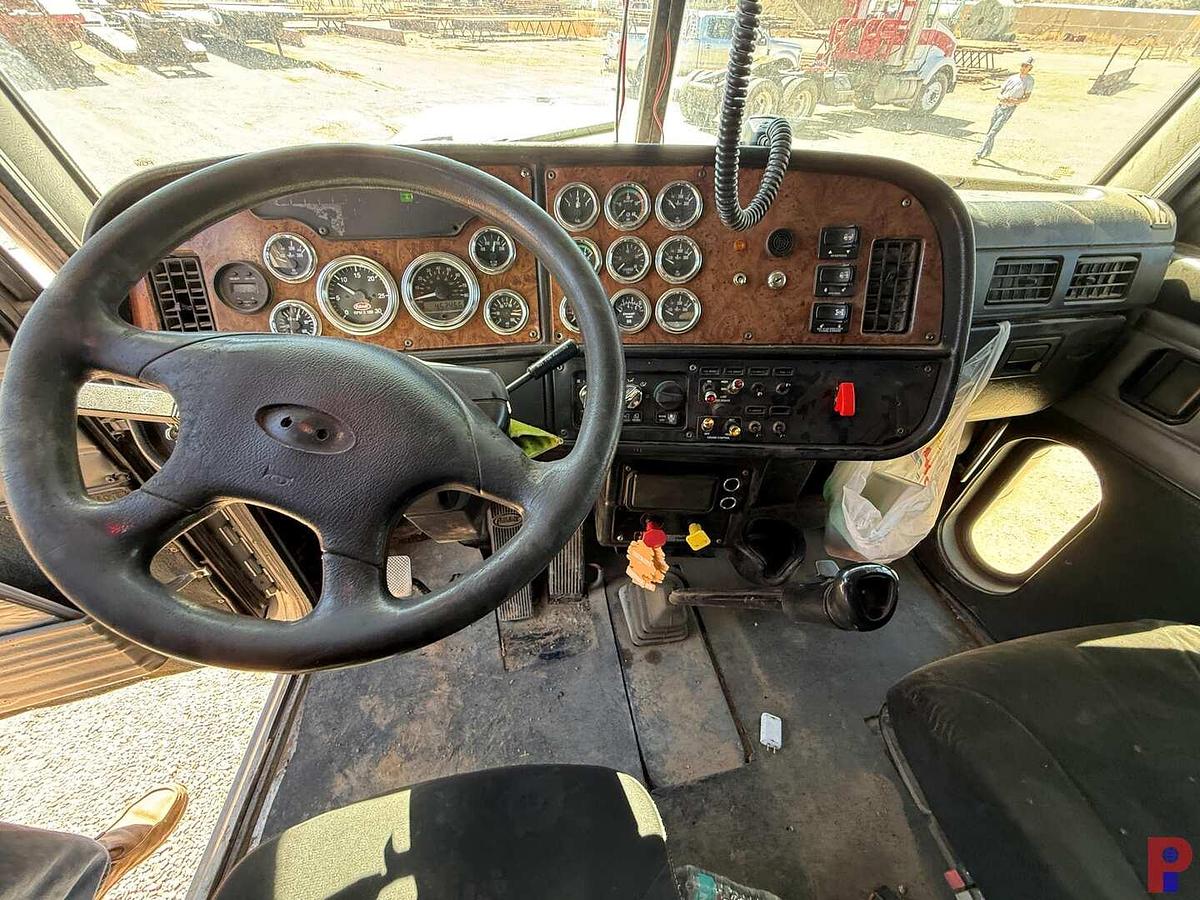Used 2004 PETERBILT 379 EXT HOOD T/A 63” SLEEPER TRUCK