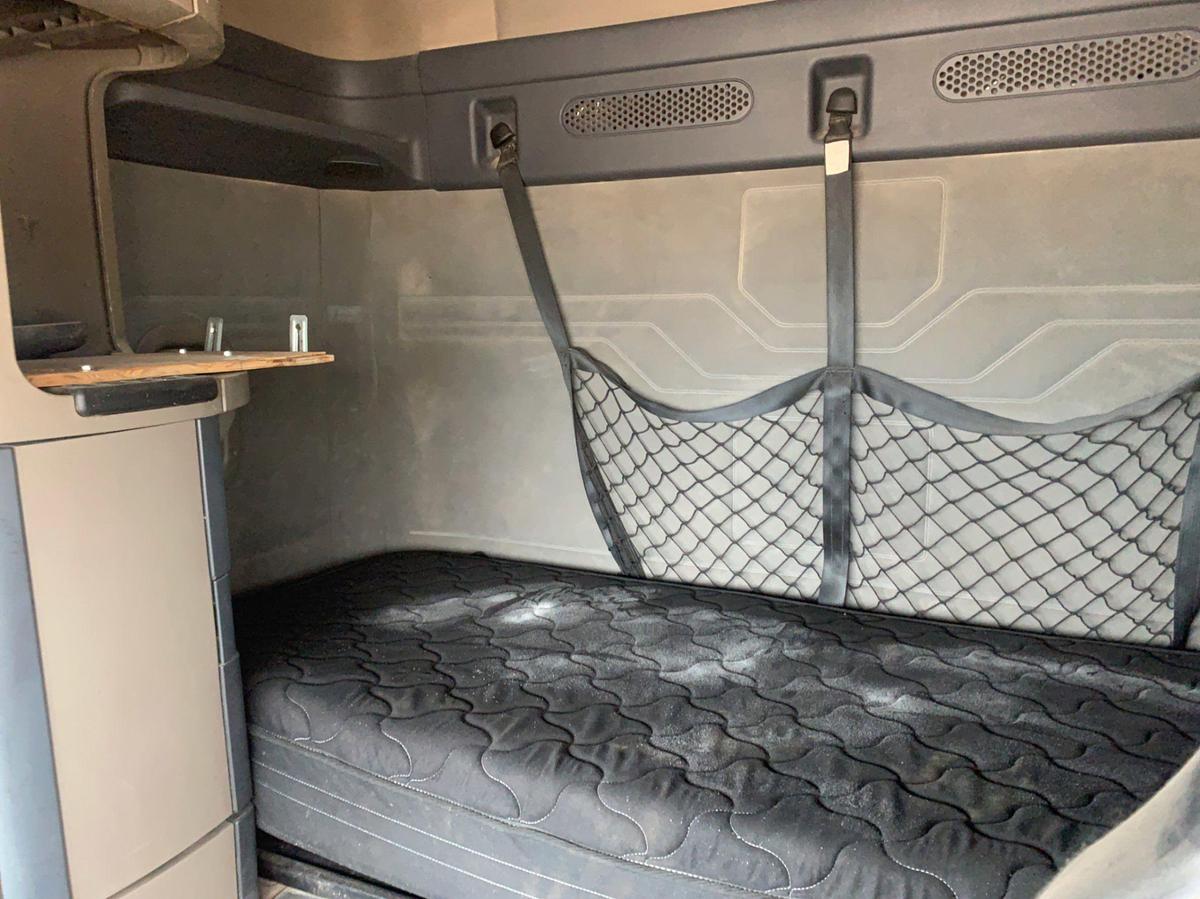 Used 2010 Freightliner Cascadia Sleeper Truck