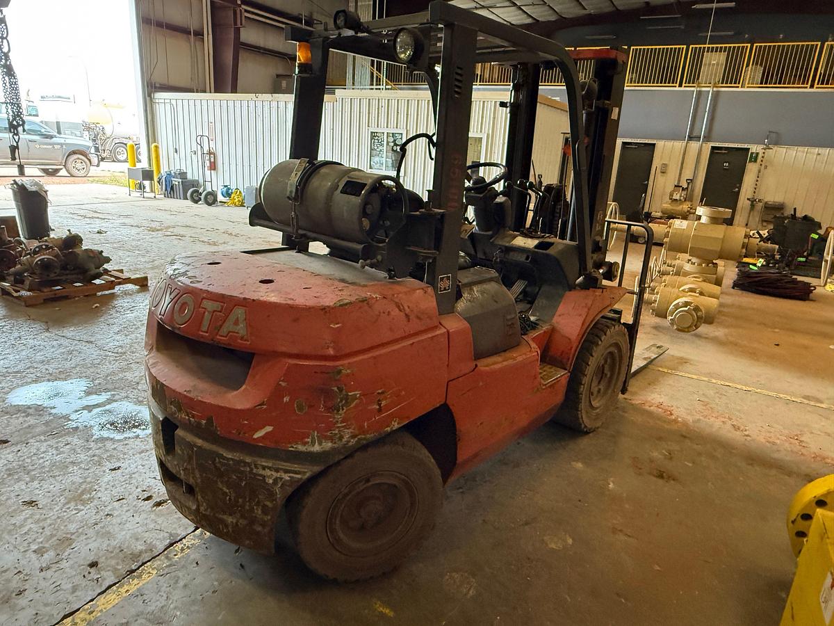 Used TOYOTA 7FGU35 7.3K LB FORKLIFT