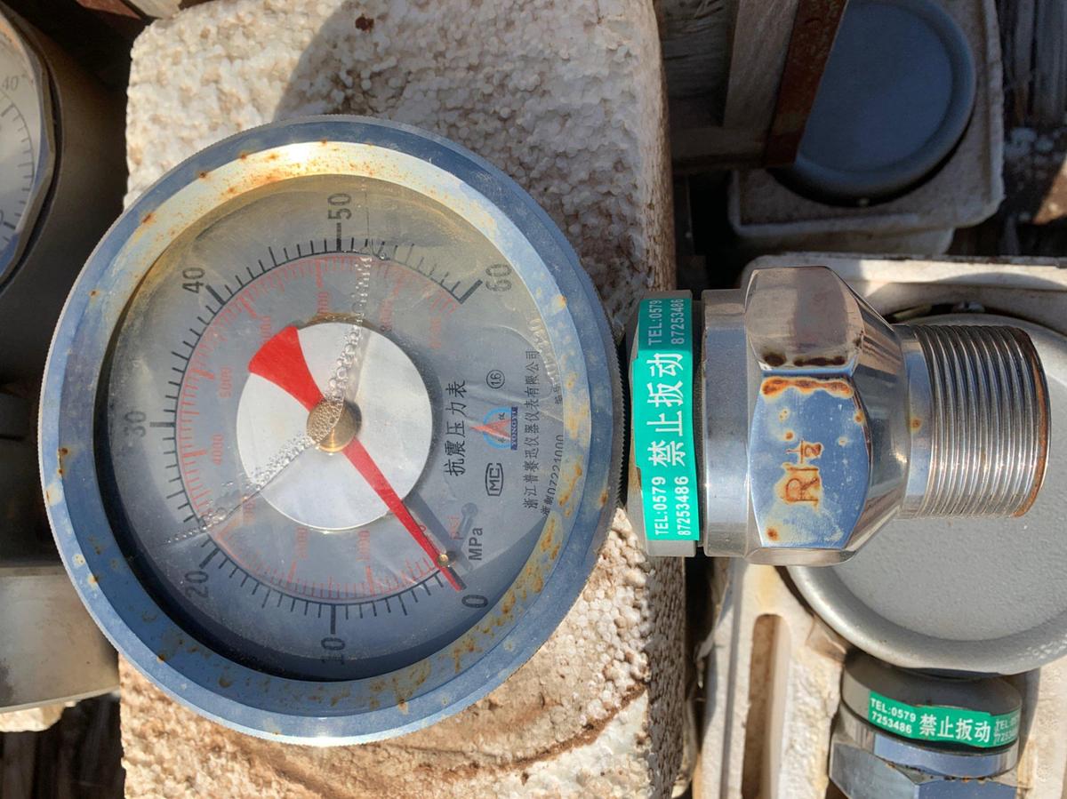 Used (35) SHOCK-RESISTANT PRESSURE GAUGES 80 Psi to 116 Psi