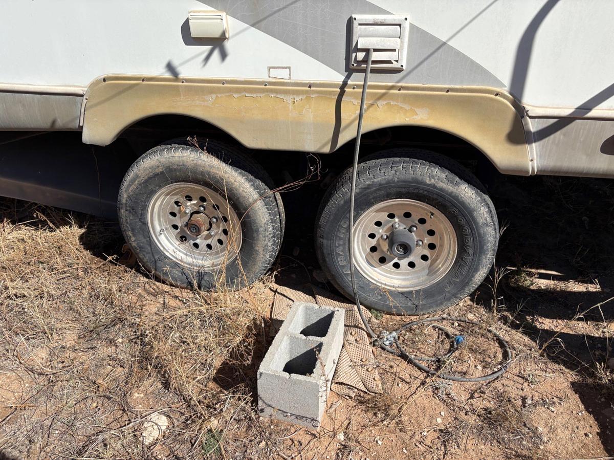 Used 2008 HOLIDAY RAMBLER SAVOY LX 32’ T/A 5TH WHEEL CAMPER TRAILER