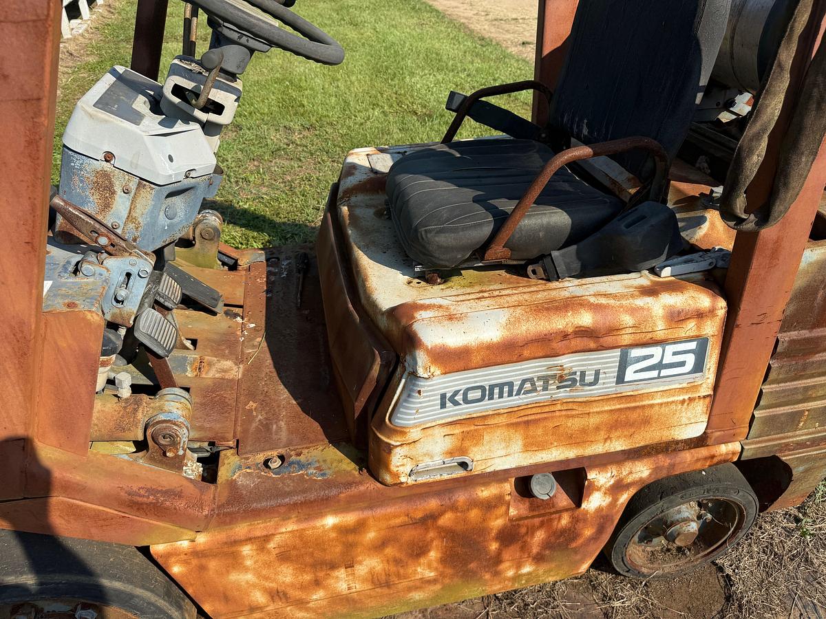 Used KOMATSU FG-25 ST11 LP 4,480 LB. FORKLIFT