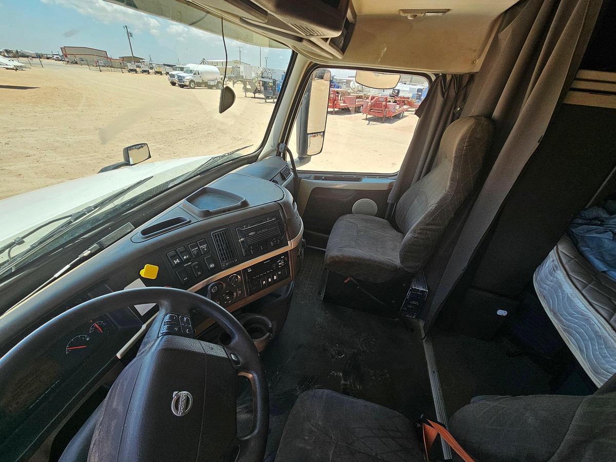 Used 2017 Volvo T/A Sleeper Haul Truck