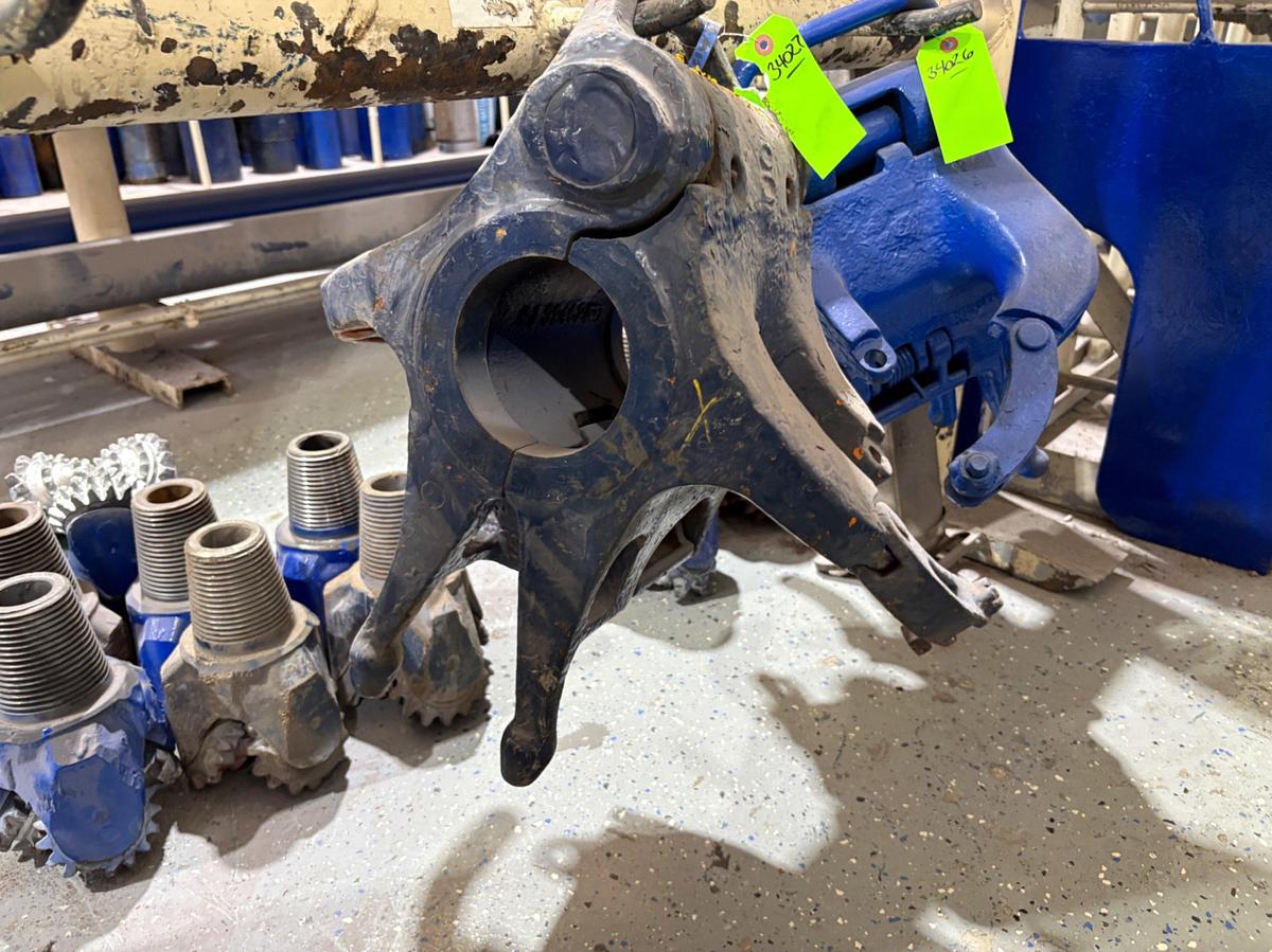 Used 4-1/2” 100 ton square shoulder elevator