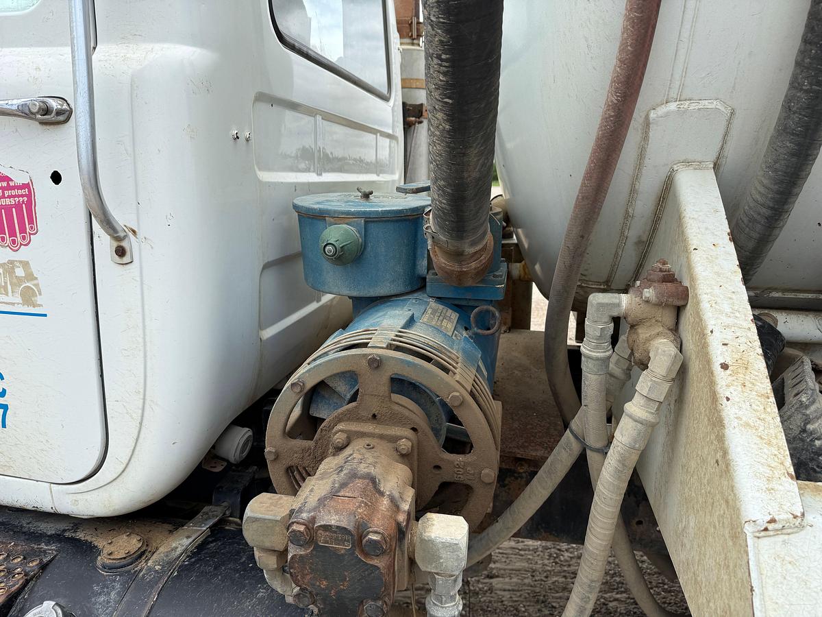 Used 1993 MACK RD690S T/A 75-BBL VACUUM TRUCK