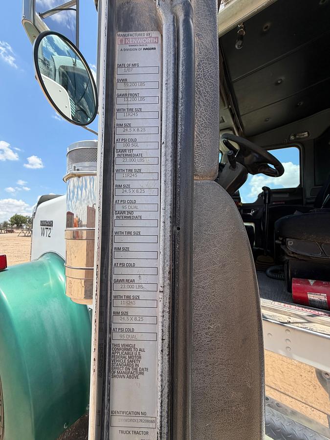 Used 2007 KENWORTH W900 T/A DAYCAB WINCH BED TRUCK