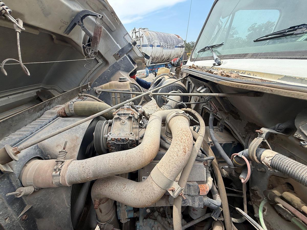 Used 2000 INTERNATIONAL 4800 4X4 S/A SPILT DRUM WIRELINE TRUCK