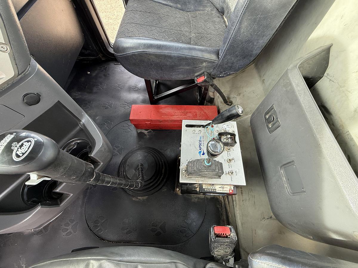 Used 2014 MACK PINNACLE CHU613 T/A 80K HYD. SLICK BACK WINCH TRUCK