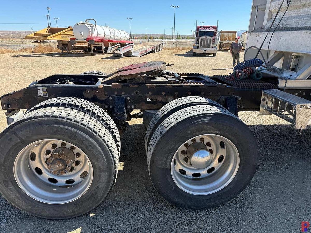 Used 2004 PETERBILT 379 EXT HOOD T/A 63” SLEEPER TRUCK