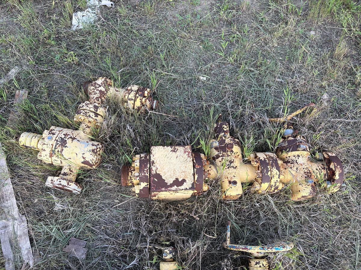 Used (11) 1-13/16” 10k gate valves, (2) 3-1/8” gate valves, & (1) 4-1/16” 10k valve w/ (4) fluid crosses
