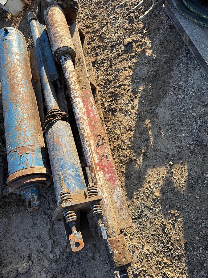 Used PALLET W/ (2) PARKER 3773033043 RAISING RAM HYD CYLINDERS & (2) TONG LIFT CYLINDERS