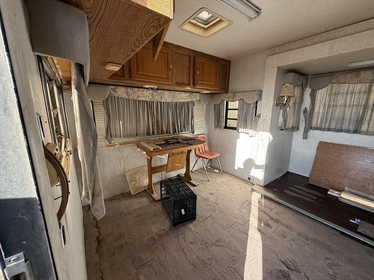 Used NUWA INDUSTRIES HITCHHICKER II 31’ T/A FIFTH WHEEL CAMPER TRAILER