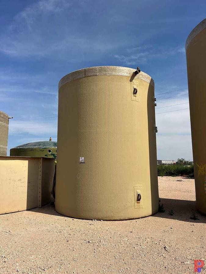Used 300 BBL 12X15 FIBER GLASS 4 OZ TANK 24" CLEAN OUT