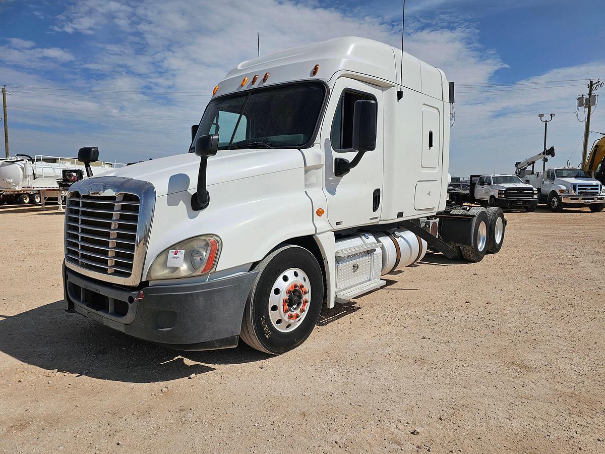 Used 2011 FREIGHTLINER CASCADIA SLEEPER TRUCK