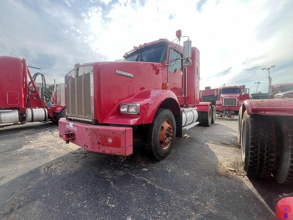 Used 2010 KENWORTH T800 T/A 36” SLEEPER TRUCK