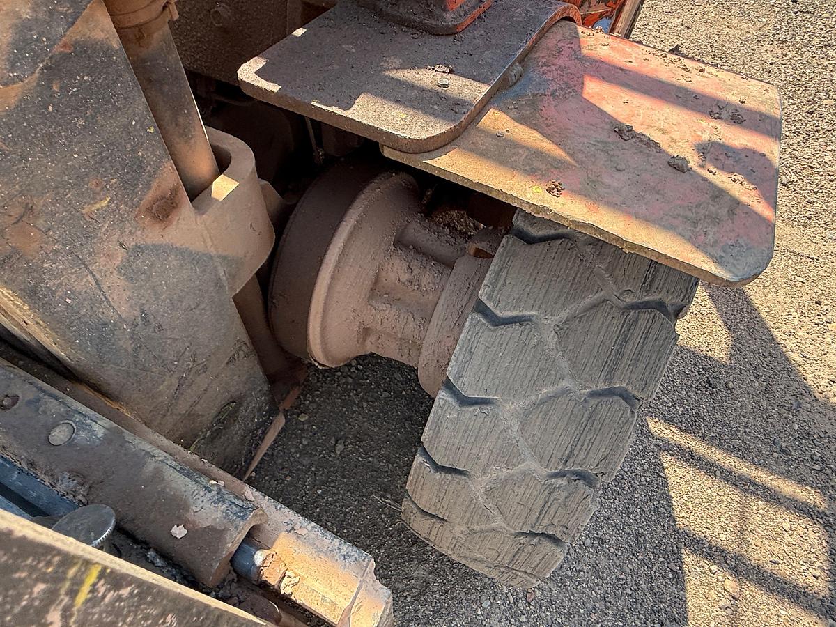 Used TOYOTA 7FGU25 G/LP 4,550 LBS FORKLIFT (inoperable)