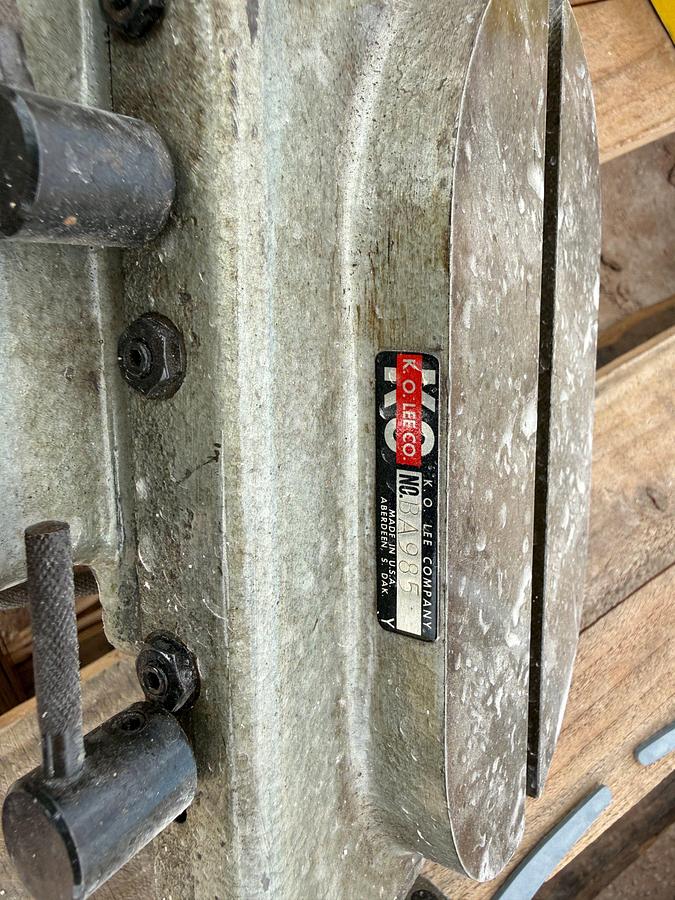 Used PALLET W/ 4-CALIPERS, 1-DIVIDER, 1-360 DEG. RADIAL GRINDER ATTACHMENTS, 3-BOXES NORTON GRINDING WHEELS