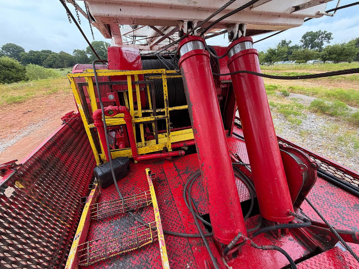 Used 1985 Taylor 550 Well Service Rig, 104 x 250k Mast