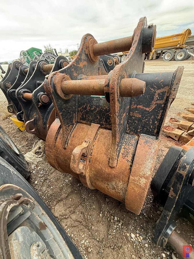 Used 42” HD 4-TOOTH EXCAVATOR BUCKET