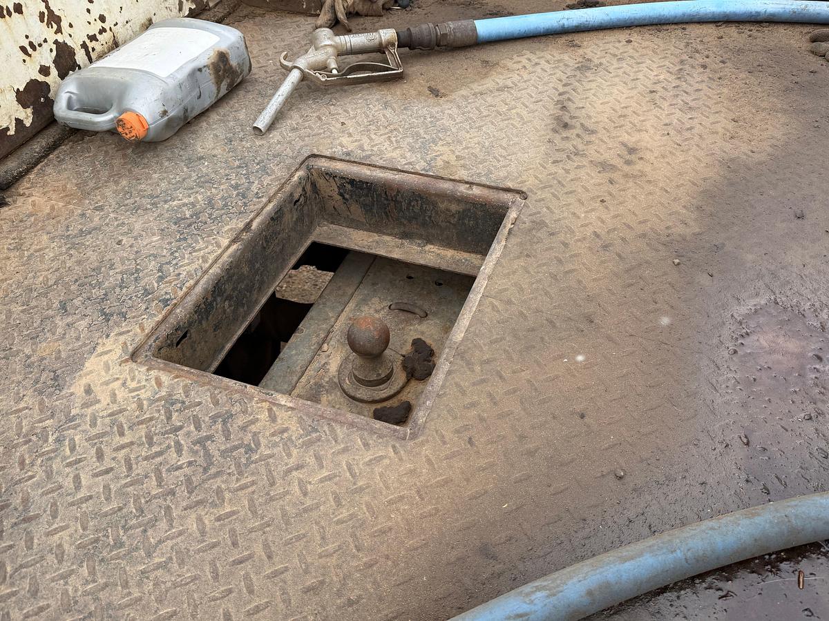 Used 2015 FORD F-250 XL SD 4WD CREW CAB FLATBED PICKUP TRUCK