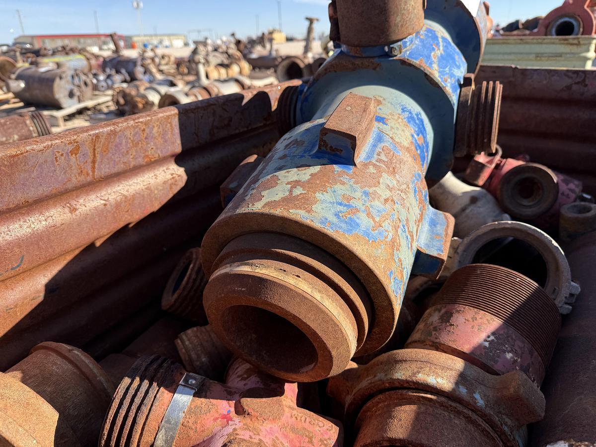 Used (2) MULTI-SIZE SINGLE PLUG CEMENT HEADS & METAL TUB OF CEMENT HEAD CONNECTIONS