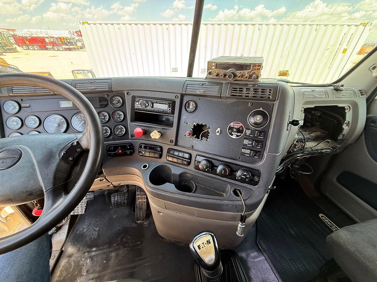 Used 2009 FREIGHTLINER CASCADIA T/A DAYCAB WINCH TRUCK