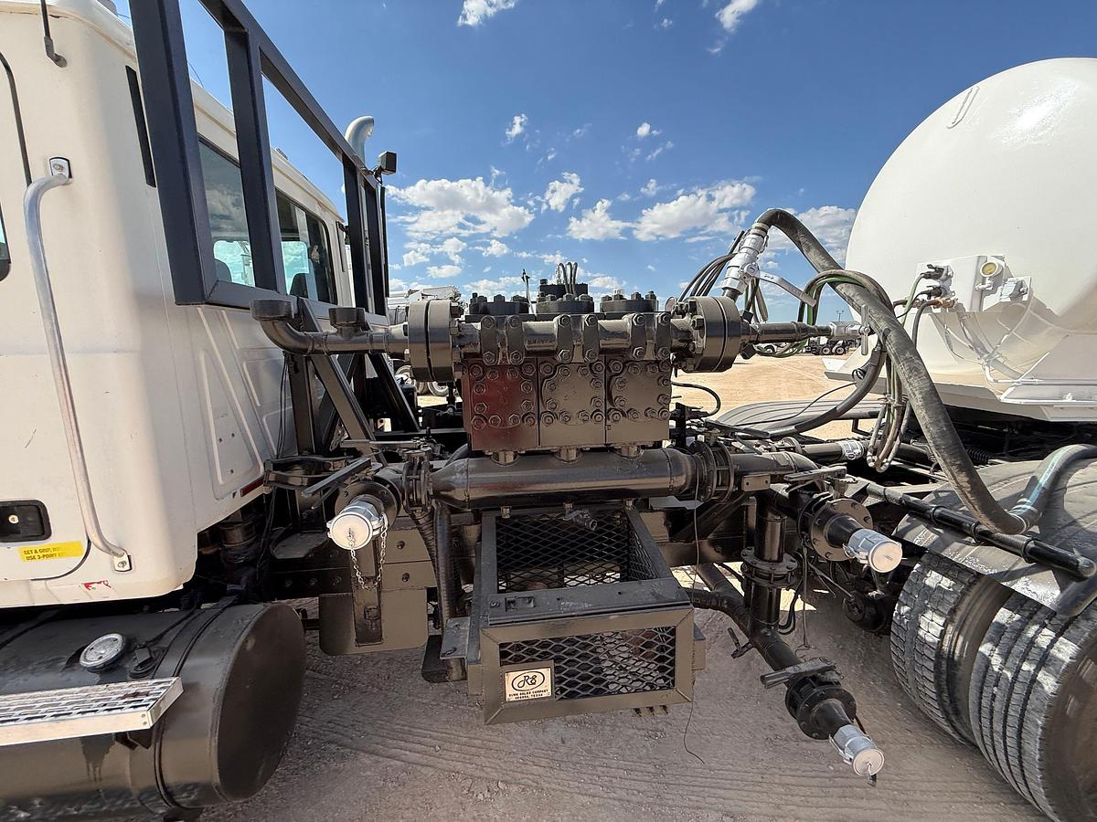 Used 2006 MACK CV713 T/A DAYCAB KILL TRUCK & 130BBL KILL TRAILER