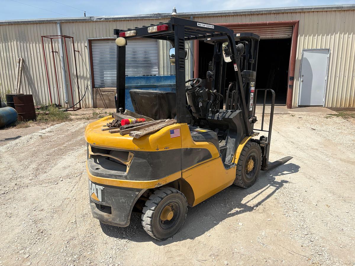 Used 2005 Caterpillar P5000 5,000lbs forklift