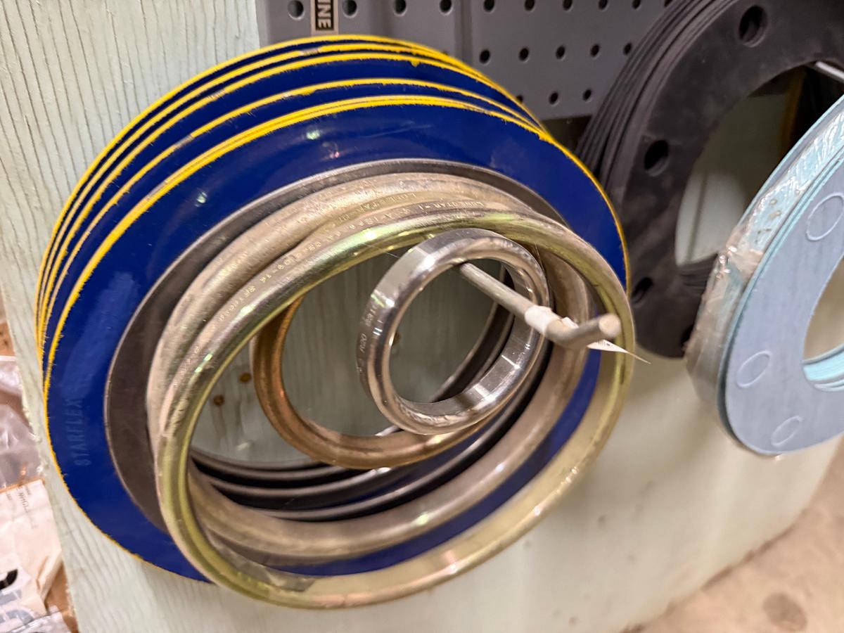 Used SECTION OF (120+) 1” THRU 8” VARIOUS TYPE FLANGE GASKETS