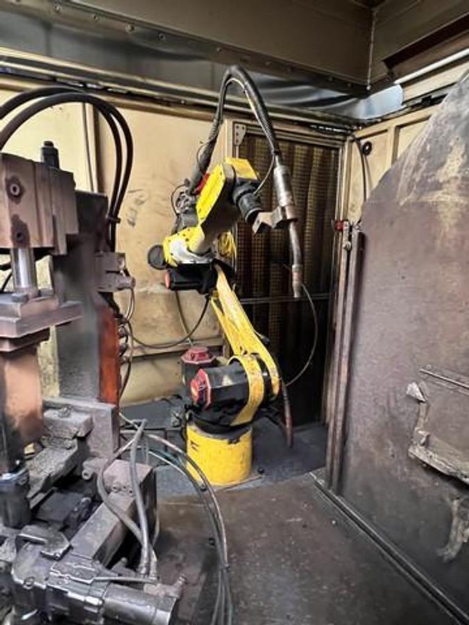 Used 2002 Fanuc Robotic Welding Cell