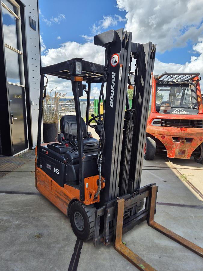 Gebruikt 2017 Doosan 1600kg triplex sideshift