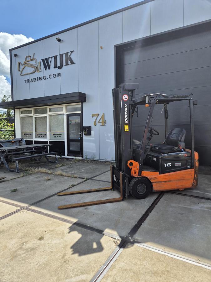 Gebruikt 2017 Doosan 1600kg triplex sideshift