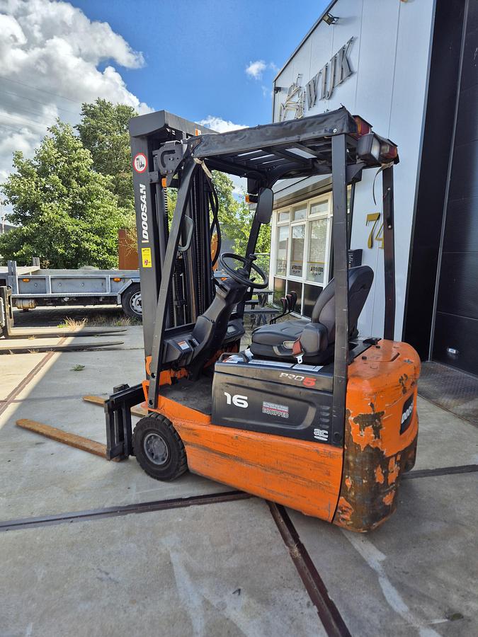 Gebruikt 2017 Doosan 1600kg triplex sideshift