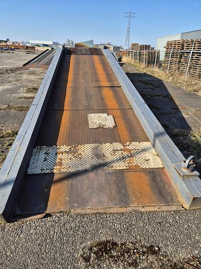 Gebruikt Laadbrug 12t met klapstel