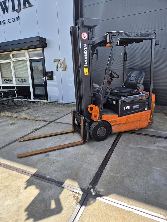Gebruikt 2017 Doosan 1600kg triplex sideshift