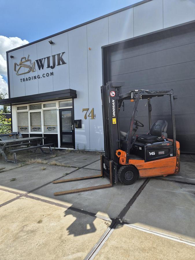 Gebruikt 2017 Doosan 1600kg triplex sideshift
