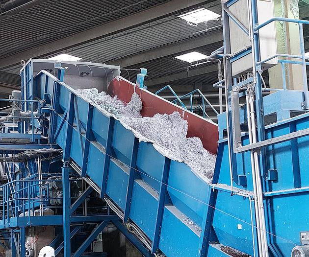 Gebraucht Conveyor belt for waste paper bales with dewiring and crusher, FMW, 25 tph