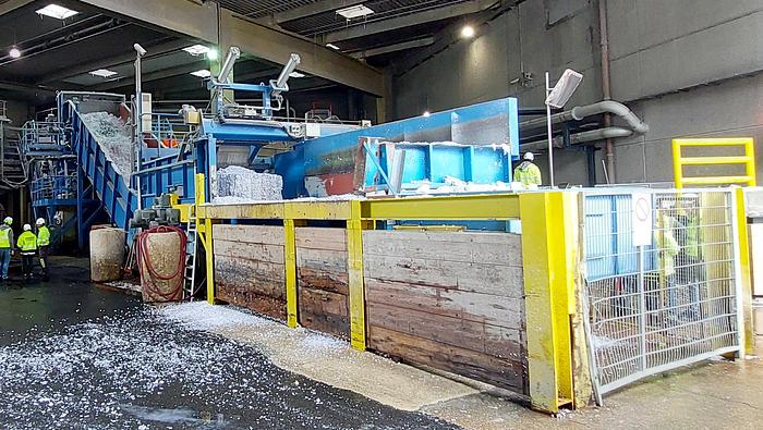 Gebraucht Conveyor belt for waste paper bales with dewiring and crusher, FMW, 25 tph