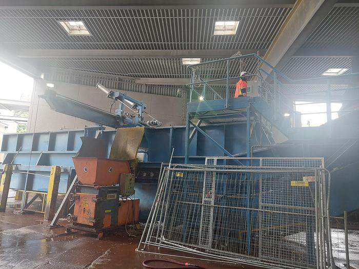 Gebraucht Conveyor belt for waste paper bales with dewiring and crusher, FMW, 25 tph