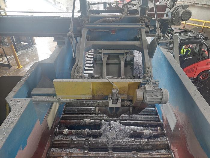 Gebraucht Conveyor belt for waste paper bales with dewiring and crusher, FMW, 25 tph