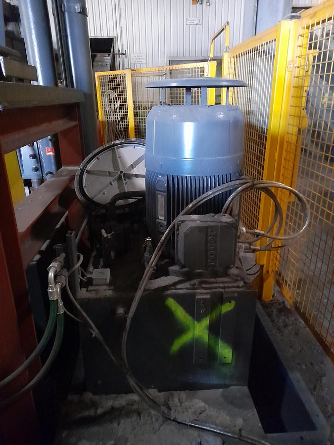 Gebraucht Reel Splitter- Guillotine with Roll Lifter and Conveyor belts