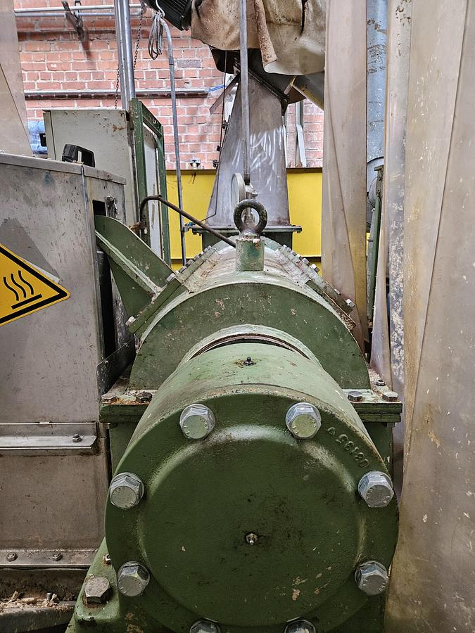 Gebraucht Hot Refiner Lamort, including upstream screw press